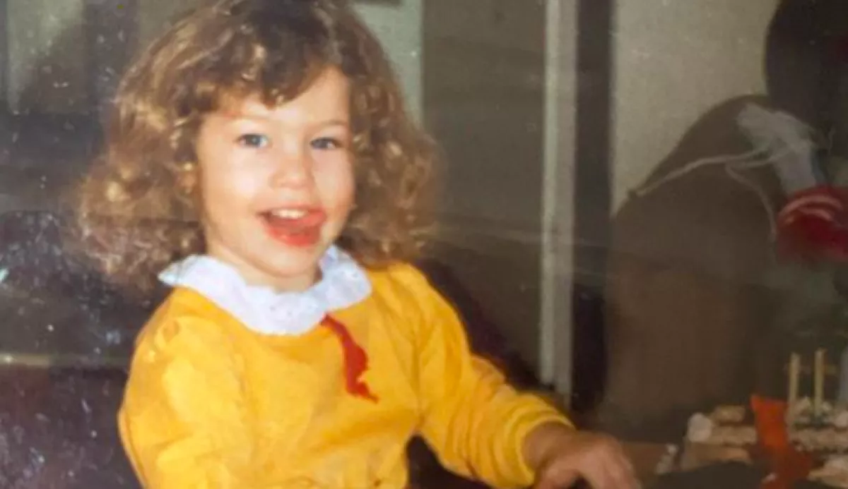 Sztárkvíz: felismered ezt a nyelvnyújtogatós kislányt? Ismert magyar celeb!