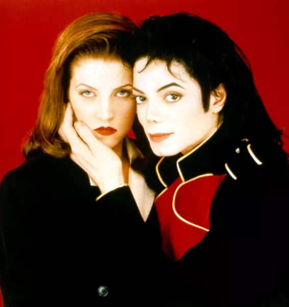 ...így nem csoda, hogy a 90-es évek legnagyobb sztárja, Michael Jackson udvarolni kezdett neki, majd feleségül is vette. 