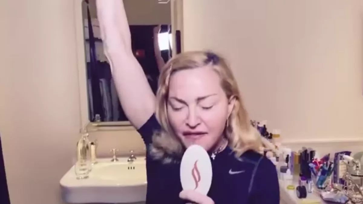 Tántorog, nincs hangja, ... - aggódik a világ Madonna élő videói miatt! - Videó