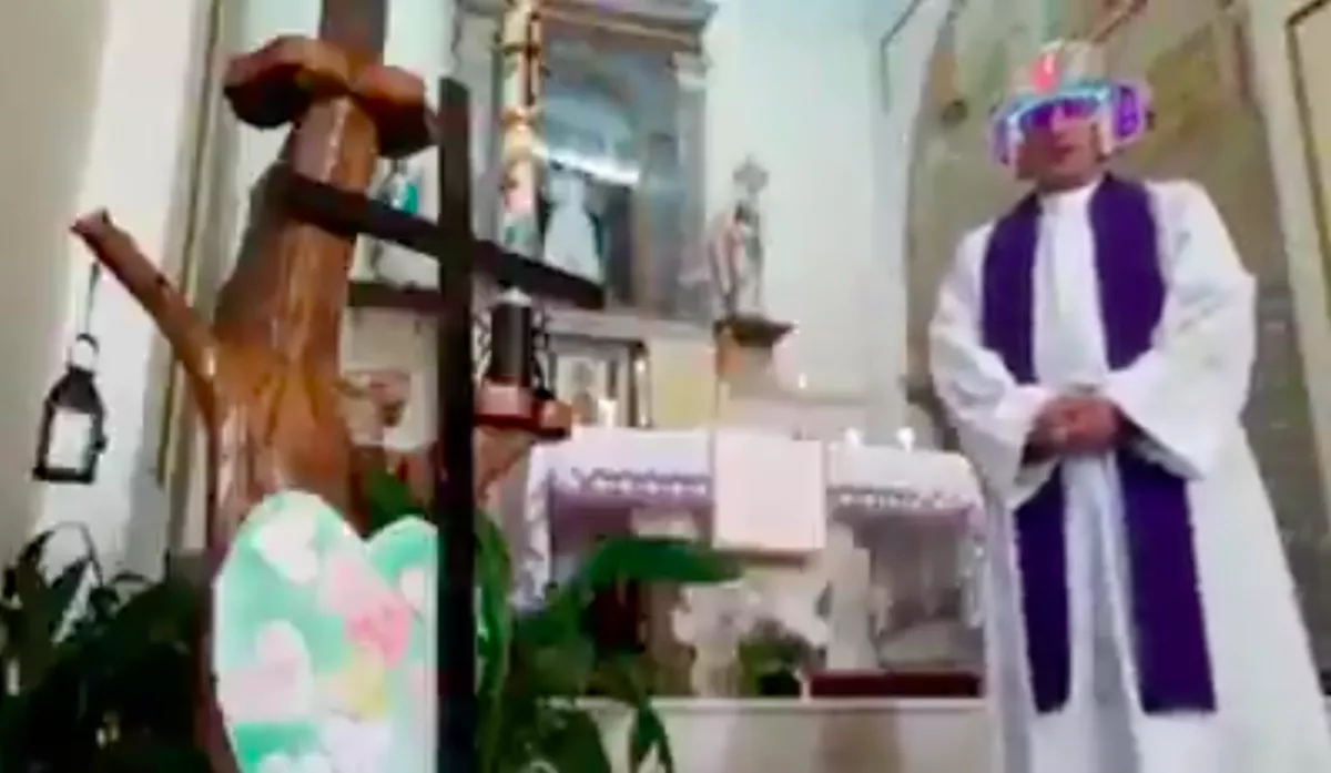 Online misét tartott a pap, de bekapcsolva maradtak az effektek - Videó