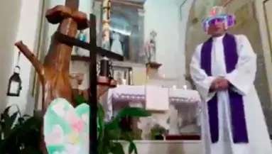 Online misét tartott a pap, de bekapcsolva maradtak az effektek - Videó