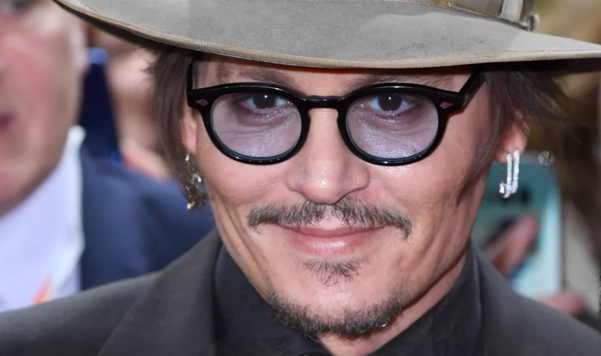 Ez durva: kiderült, kivel csalta Johnny Depp-et Amber Heard!
