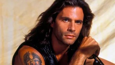 62 évesen is szívdöglesztő a Fejvadász egykori sztárja - felismernéd? - Fotók