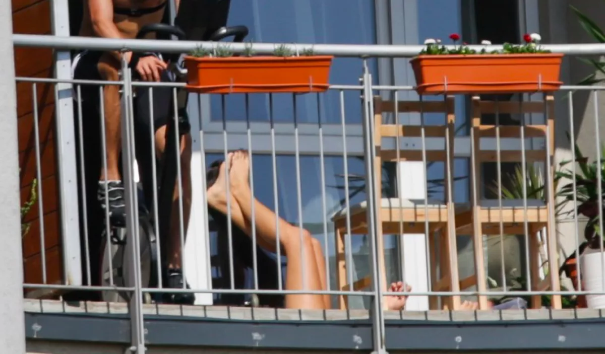 Karantén: fürdőruhában váltott forró csókot a magyar sztárpár! - Fotók