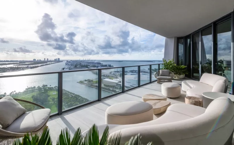 Miami egyik legújabb és legmagasabb felhőkarcolójának egyik luxuslakosztálya ez. Ilyen panoráma vár a családra, aki egyre több időt tölt a tengerentúlon. 