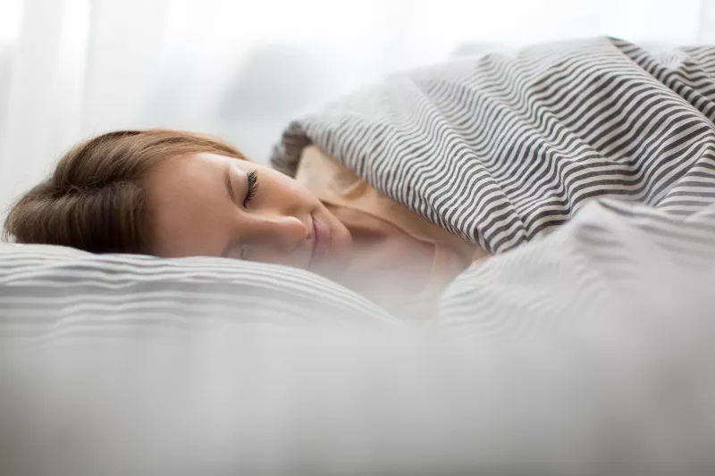 Alvás: Védekezőrendszerünk szorosan kapcsolódik az alvás minőségéhez és időtartamához. Próbálj éjszaka 8 órát aludni, mert csak egy pihent test képes új ellenanyagokat termelni.