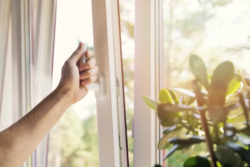 Szellőztessünk rendszeresen: Az ablakok és ajtók kinyitásával biztosítani tudjuk az egészséges levegőcserét. Néhány perc elegendő a friss, oxigénben gazdag levegő cseréjéhez.