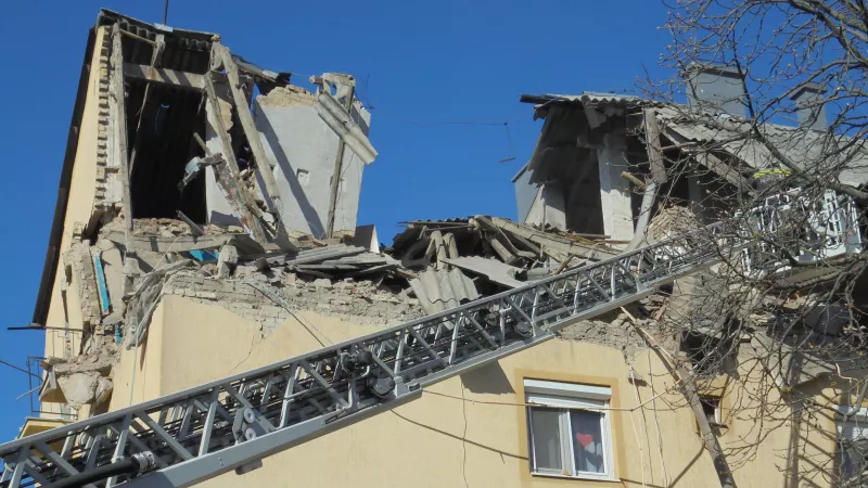 A detonáció következtében az emelet szinte teljesen megsemmisült és egy ember a romok alá szorult. 