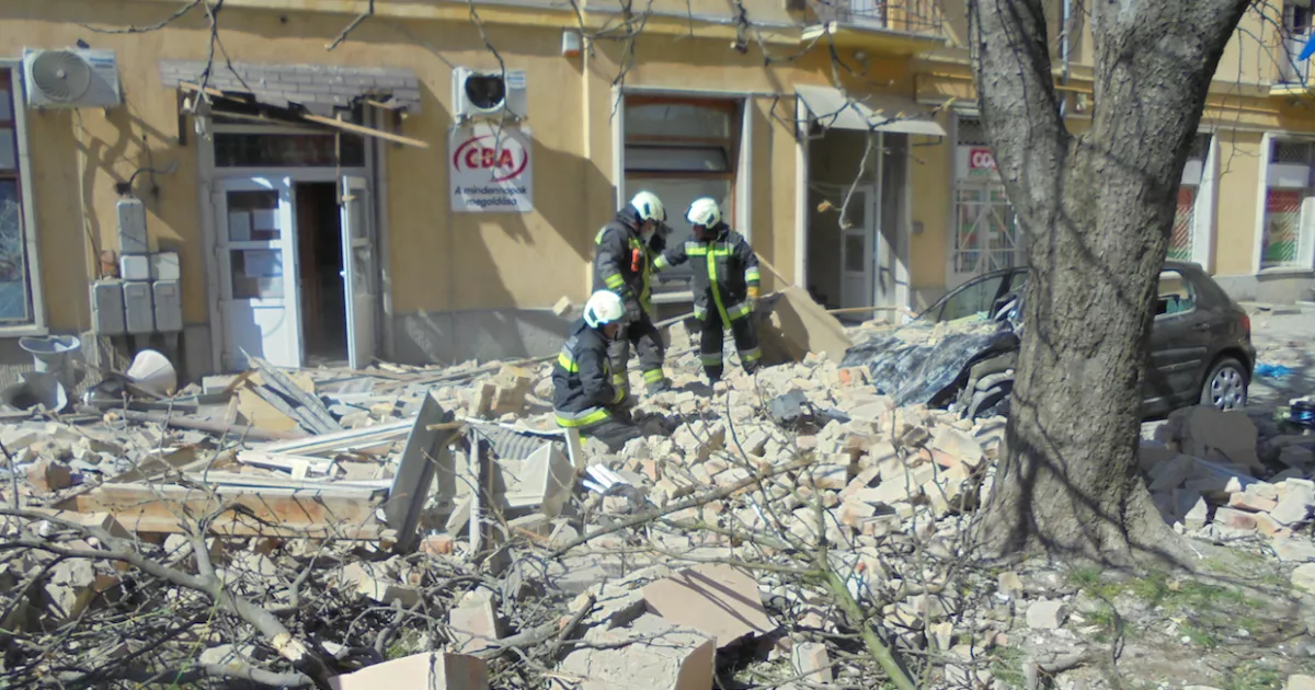 Megrázó képek: felrobbant egy társasház felső szintje Petőfibányán! - Fotók