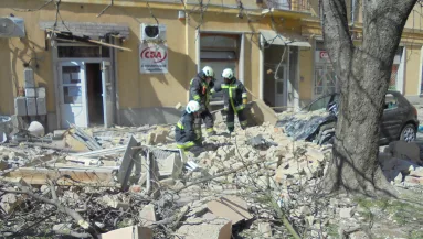 Megrázó képek: felrobbant egy társasház felső szintje Petőfibányán! - Fotók