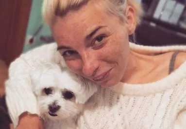 Kétségbeesetten kér segítséget Mosolyka! - Fotó