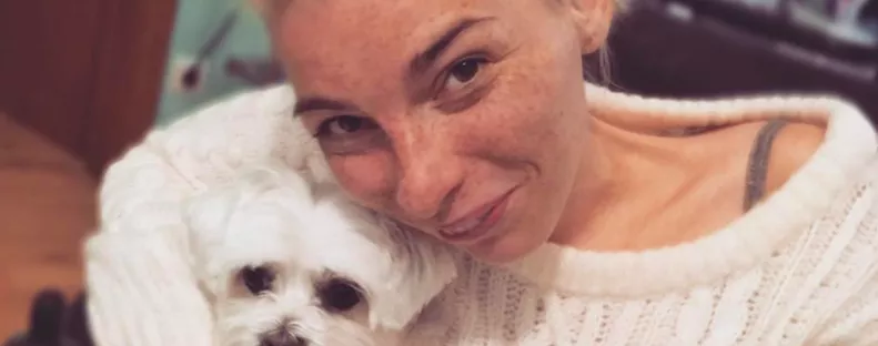 Kétségbeesetten kér segítséget Mosolyka! - Fotó