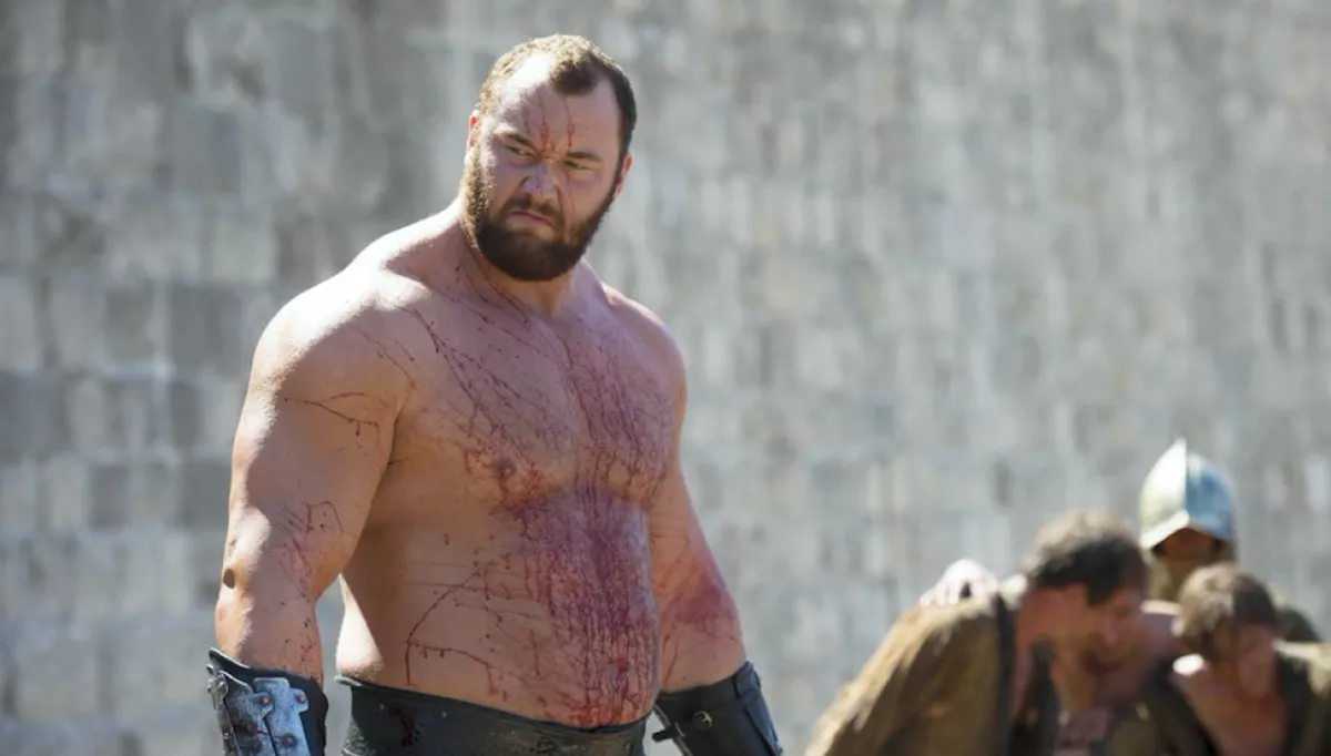 Fél méter van köztük - Babát vár a Trónok harca hegyomlásának apró barátnője - Fotók