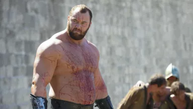 Fél méter van köztük - Babát vár a Trónok harca hegyomlásának apró barátnője - Fotók