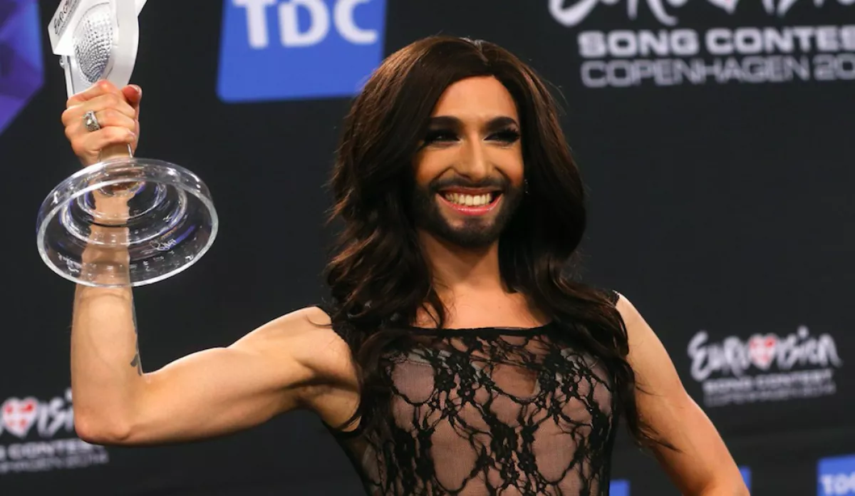Se haj, se smink, se köröm: Conchita Wurst így néz ki a karanténban - Fotók