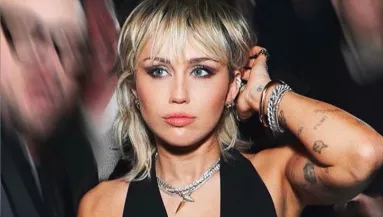 Brad Pittre sminkelte a pasiját Miley Cyrus - Videó