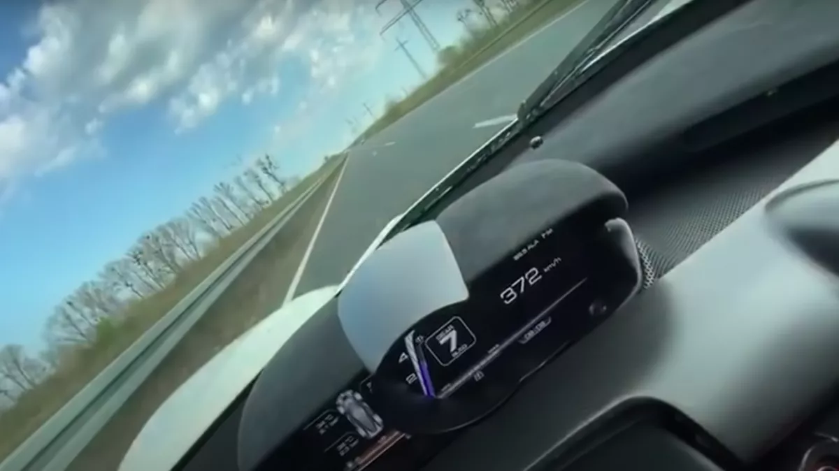 Őrült: 372 km/h-val száguldott Ferrarijával az üres autópályán - Videó