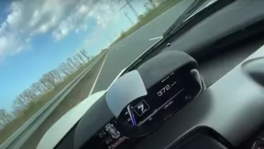 Őrült: 372 km/h-val száguldott Ferrarijával az üres autópályán - Videó