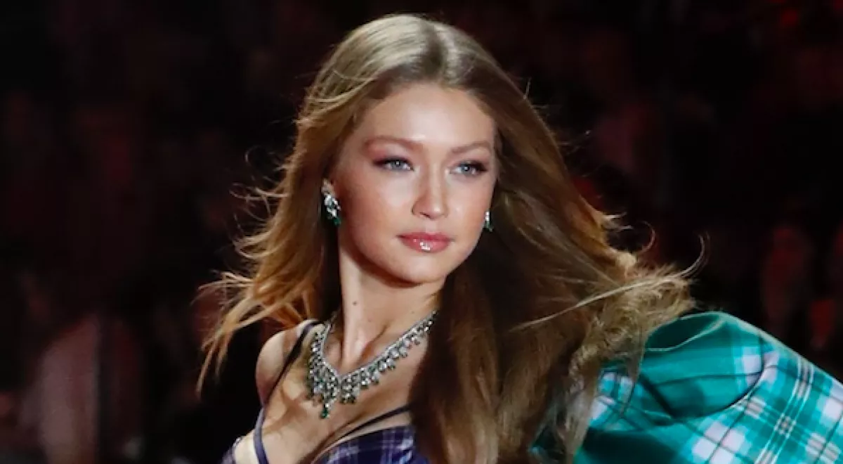 Bumm: Gigi Hadid babát vár! - Fotók