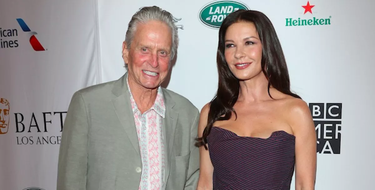 Bikinis képekkel őrjíti meg a világot Michael Douglasék 17 éves lánya - Fotók