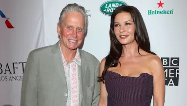 Bikinis képekkel őrjíti meg a világot Michael Douglasék 17 éves lánya - Fotók