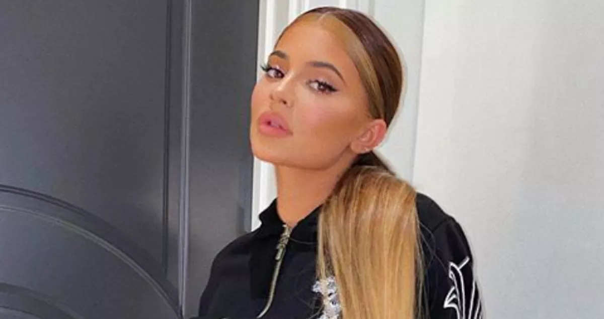 Hiába törölte: Kylie Jenner photoshop-bakiján röhög a világ! - Fotók