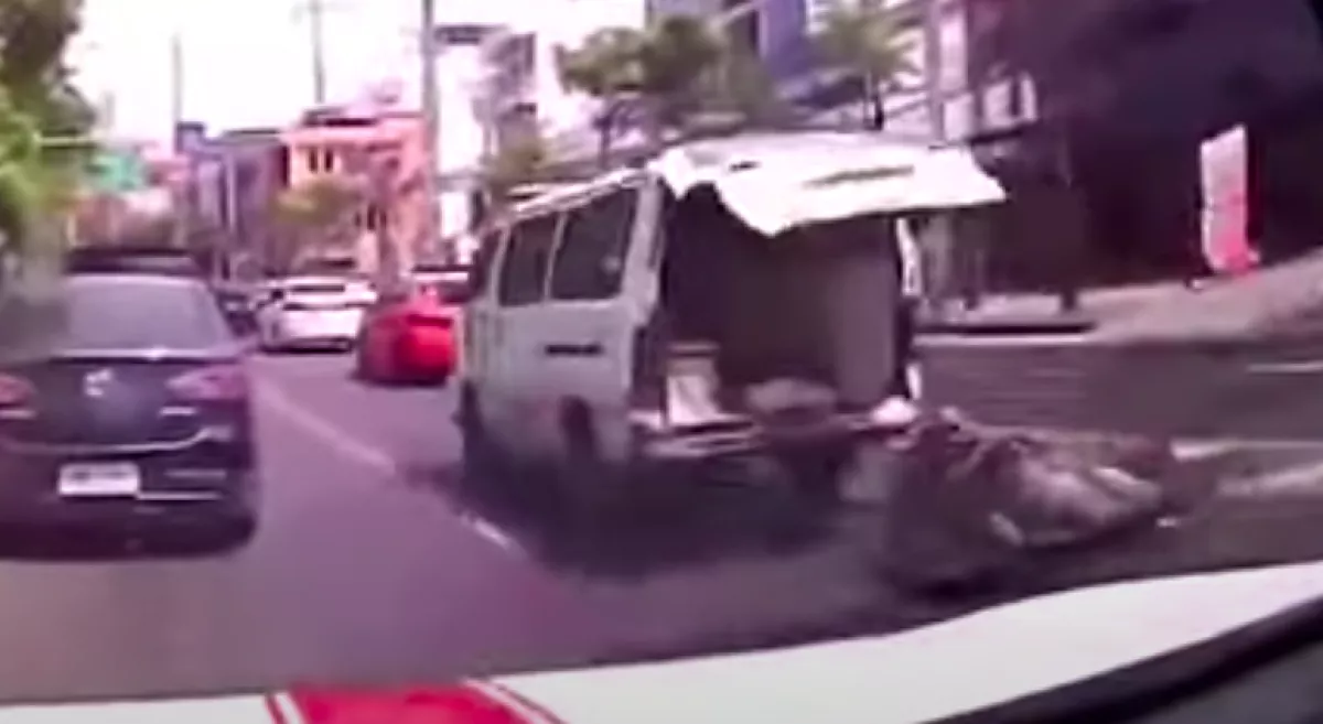 Menet közben esett ki a mentőből egy beteg - Videóra vették