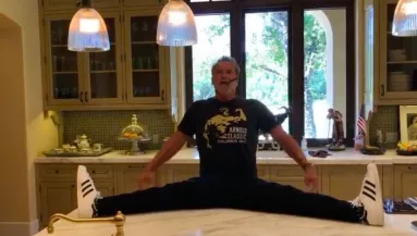 Mindenkit átvert: Schwarzenegger spárgája felrobbantotta a netet - Videó