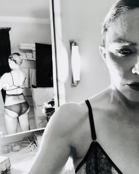 A képen Madonna egy fehérneműben, a tükör előtt pózol, így jól kivehető a hátsója, és annak különös formája. Természetesen a valódi rajongók elájultak tőle, a kritikus hangok azonban azonnal szóvátették, eldeformálódott, természetellenes ez a testrésze. Hatalmas kommentháború tört ki.