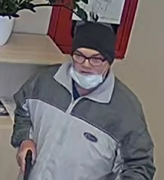 A Baranya Megyei Rendőr-főkapitányság kéri, hogy aki a felvételen látható férfit felismeri, tartózkodási helyéről vagy a bűncselekménnyel kapcsolatban információval rendelkezik, hívja a 06-72-504-400-as telefonszámot, illetve névtelensége megőrzése mellett tegyen bejelentést az ingyenesen hívható 06-80-555-111 Telefontanú zöldszámán, a 107, vagy a 112 központi segélyhívó telefonszámok valamelyikén.