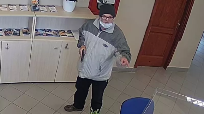 A Baranya Megyei Rendőr-főkapitányság kéri, hogy aki a felvételen látható férfit felismeri, tartózkodási helyéről vagy a bűncselekménnyel kapcsolatban információval rendelkezik, hívja a 06-72-504-400-as telefonszámot, illetve névtelensége megőrzése mellett tegyen bejelentést az ingyenesen hívható 06-80-555-111 Telefontanú zöldszámán, a 107, vagy a 112 központi segélyhívó telefonszámok valamelyikén.