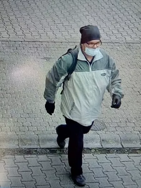 A Baranya Megyei Rendőr-főkapitányság kéri, hogy aki a felvételen látható férfit felismeri, tartózkodási helyéről vagy a bűncselekménnyel kapcsolatban információval rendelkezik, hívja a 06-72-504-400-as telefonszámot, illetve névtelensége megőrzése mellett tegyen bejelentést az ingyenesen hívható 06-80-555-111 Telefontanú zöldszámán, a 107, vagy a 112 központi segélyhívó telefonszámok valamelyikén.