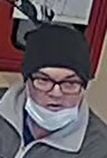 A Baranya Megyei Rendőr-főkapitányság kéri, hogy aki a felvételen látható férfit felismeri, tartózkodási helyéről vagy a bűncselekménnyel kapcsolatban információval rendelkezik, hívja a 06-72-504-400-as telefonszámot, illetve névtelensége megőrzése mellett tegyen bejelentést az ingyenesen hívható 06-80-555-111 Telefontanú zöldszámán, a 107, vagy a 112 központi segélyhívó telefonszámok valamelyikén.