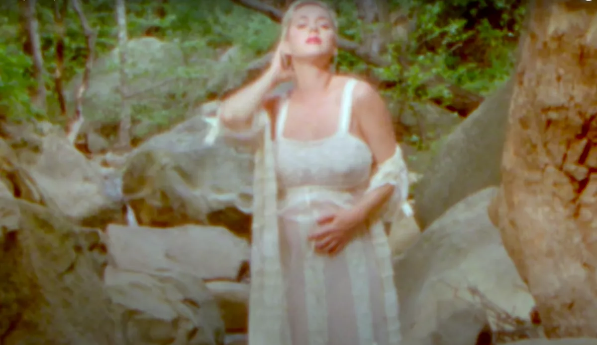 Meztelenre vetkőzött új klipjében a várandós Katy Perry! - Videó