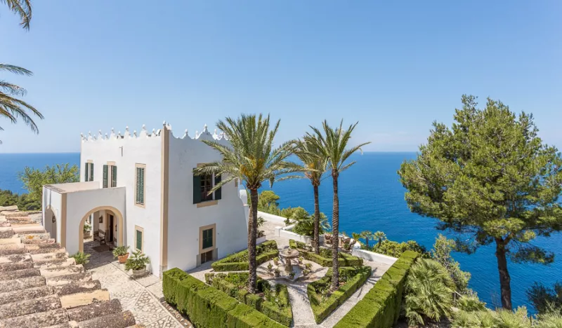 Mallorca egyik romantikus partján fekszik a sztárpár birtoka, amit immáron hat éve próbálnak eladni. Akkor még 60 millió dollárra, azaz 19 milliárd forintra tartották. Ma már olcsóbban szabadulnának tőle.
