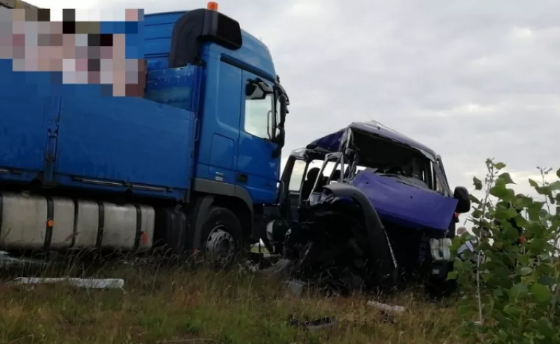 A baleset következtében a kisbuszban utazó kilenc személy közül öten a helyszín életüket vesztették, négyen pedig megsérültek.