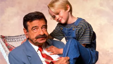 Loncsos szőrmók és apa lett a Dennis, a komisz kisfiújából - Fotók