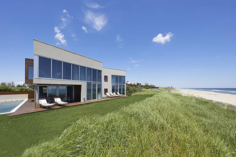 A ház Long Island-en, Hamptonban található, és az Atlanti-óceánra néz. 4300 négyzetméter.
