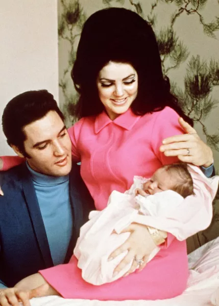 Elvis Presley és Priscilla szerelméből született Lisa Marie Presley, aki már négygyermekes anyuka. Elvis unokáinak egyike most világhírű lett, Riley meztelenül ünnepelte a szülinapját!