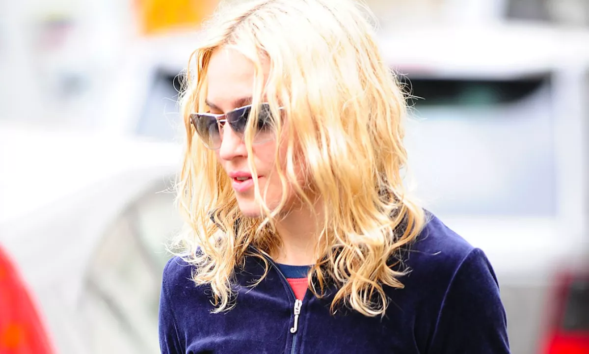 Megdöbbentő képek: Madonna már csak mankóval tud járni! - Fotók