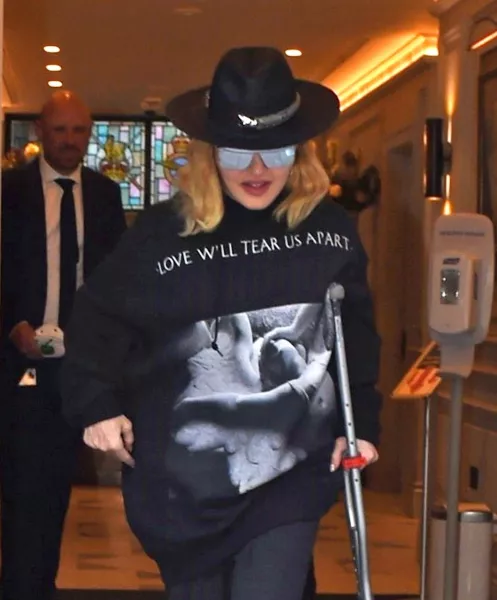 A díva a hosszú hétvégén egy londoni kórházban bukkant fel. A karatnénban töltött hónapok után ez volt az első alkalom, hogy nyilvánosan látták. A paparazzik résen voltak, az egész világ megdöbbent, Madonna mankózik.