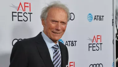 90 éves lett - ez a 25 éves lány Clint Eastwood barátnője! - Fotó