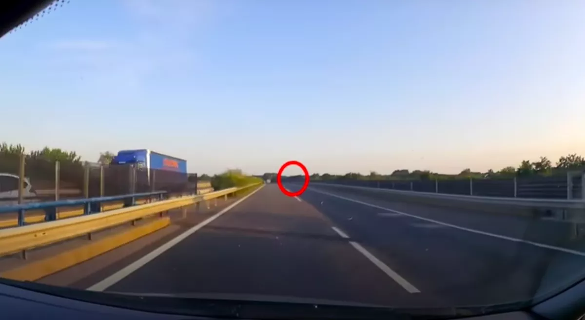 Megőrült? Kerékpárral hajtott az M5-ösön egy férfi! - Videó