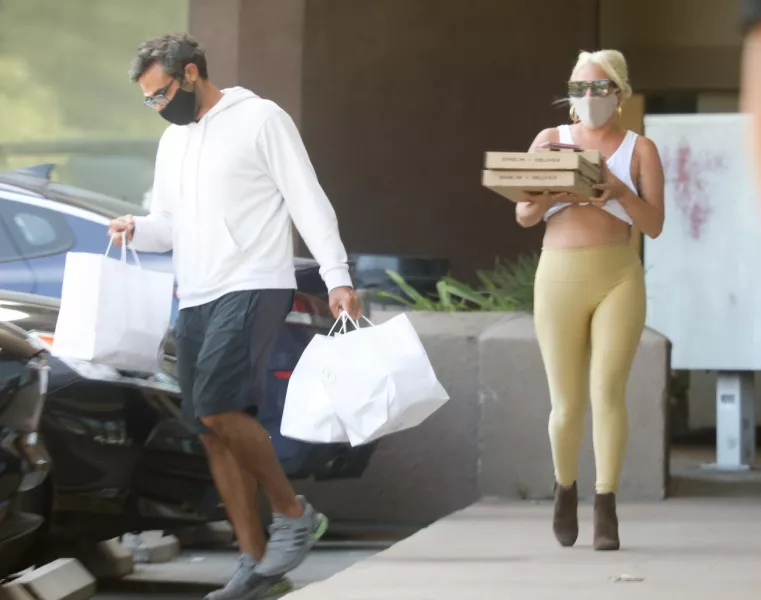 Polansky és Gaga két napja egy olasz éttereben tűnt fel, bort és pizzákat vettek vacsorára. Az énekesnő egy aranyszínű leggings és egy fehér atléta volt csak. Oldalról azonban mris más a kép.