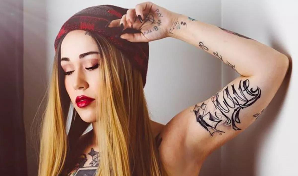 LILA SZEMEKET AKART - Sokkolta az orvosokat a modell szemtetkója! - Fotók