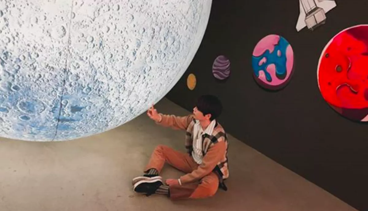 Rejtélyes haláleset! Elhunyt a 28 éves énekes!