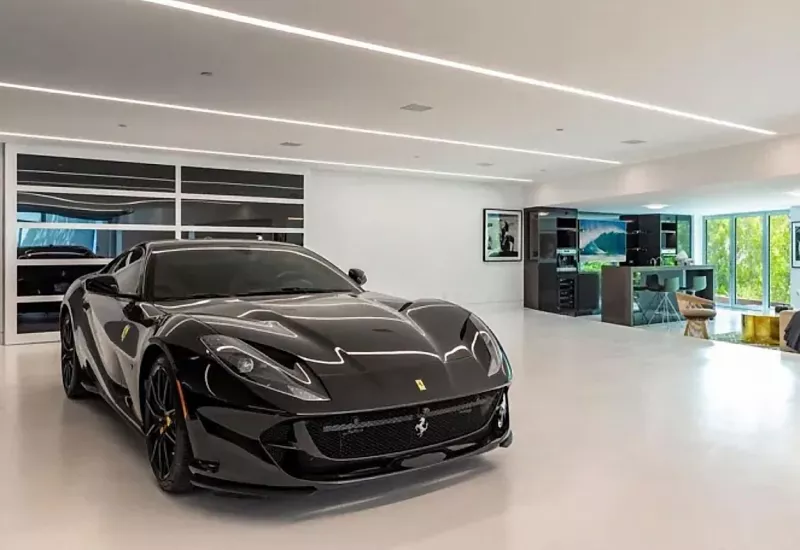 Ez pedig egy a sok autócsoda közül: egy fekete Ferrari. Valahol a nappali erre a célra kialakított részén, hogy mégse egy sötét garázsban szomorkodjon. Ott úgyse látná senki.