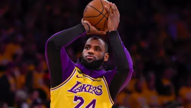 Kerti sütő a medence közepén, Ferrari a nappaliban - 16 milliárd volt Lebron James háza! - Fotók