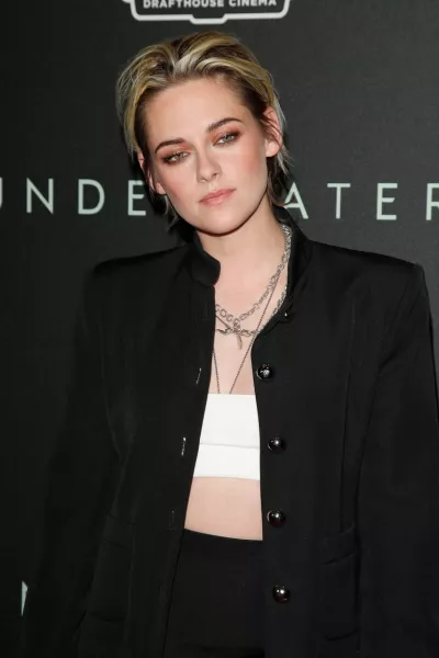 Bizony, Kristen Stewart-é lett a szerep. Ő egy vörös szőnyeges eseményen szokott így megjelenni, és akármennyire is tűnik slamposnak és fiúsnak, tőle ez már nagy eredmény. Nem véletlen, hogy nem mindenki örül, még a rajongói közt is vannak kritizálói! És az előző Diana? Láttad már? Ha nem, lapozz!