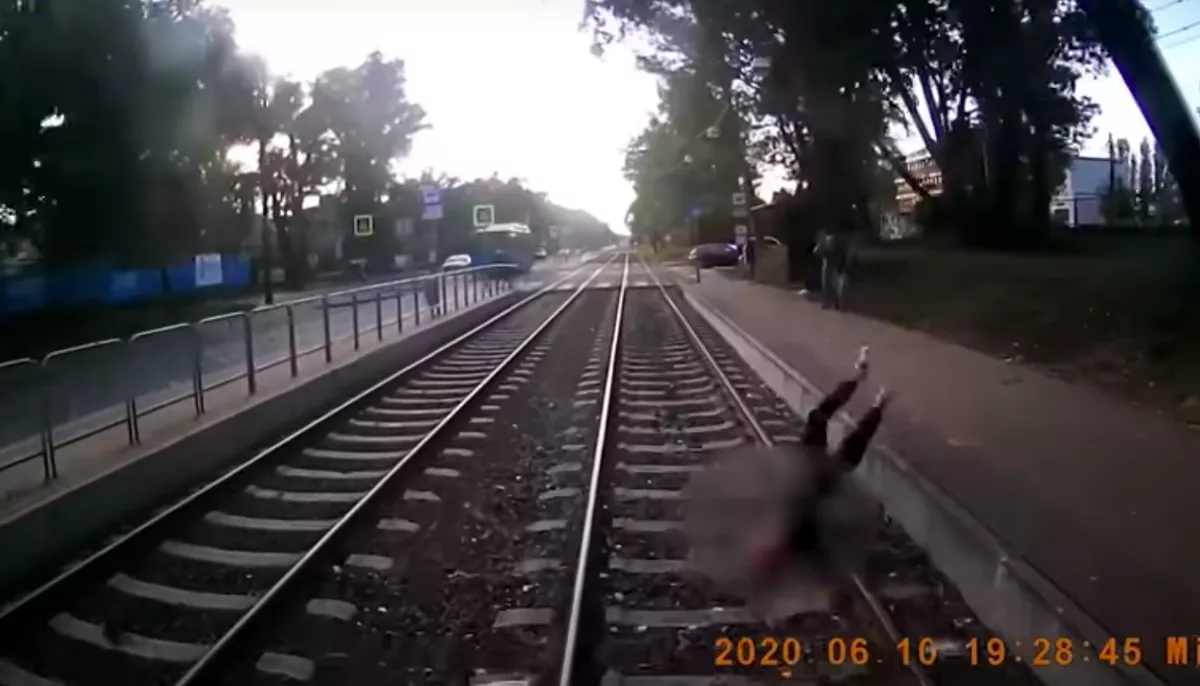 Horrorvideó: így esett villamos alá egy ember a Bajcsy-kórháznál!